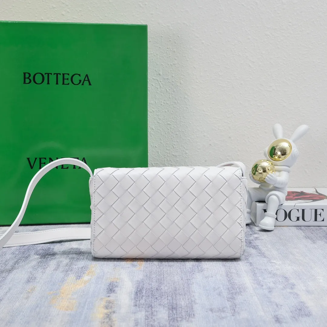 Batch 1420 Bottega Veneta's new style 🆕 mini andiamo bag is so pretty. The dark brown color is very versatile. It is high-end and casual and sexy. Andiamo is not only a commuter bag 🥰 It can be worn crossbody and carried by hand, and it is no problem to match it with evening wear. It can be matched with clothes casually, showing high-end elegance. Style number: 5545 Size: 21.5*13*4.5cm